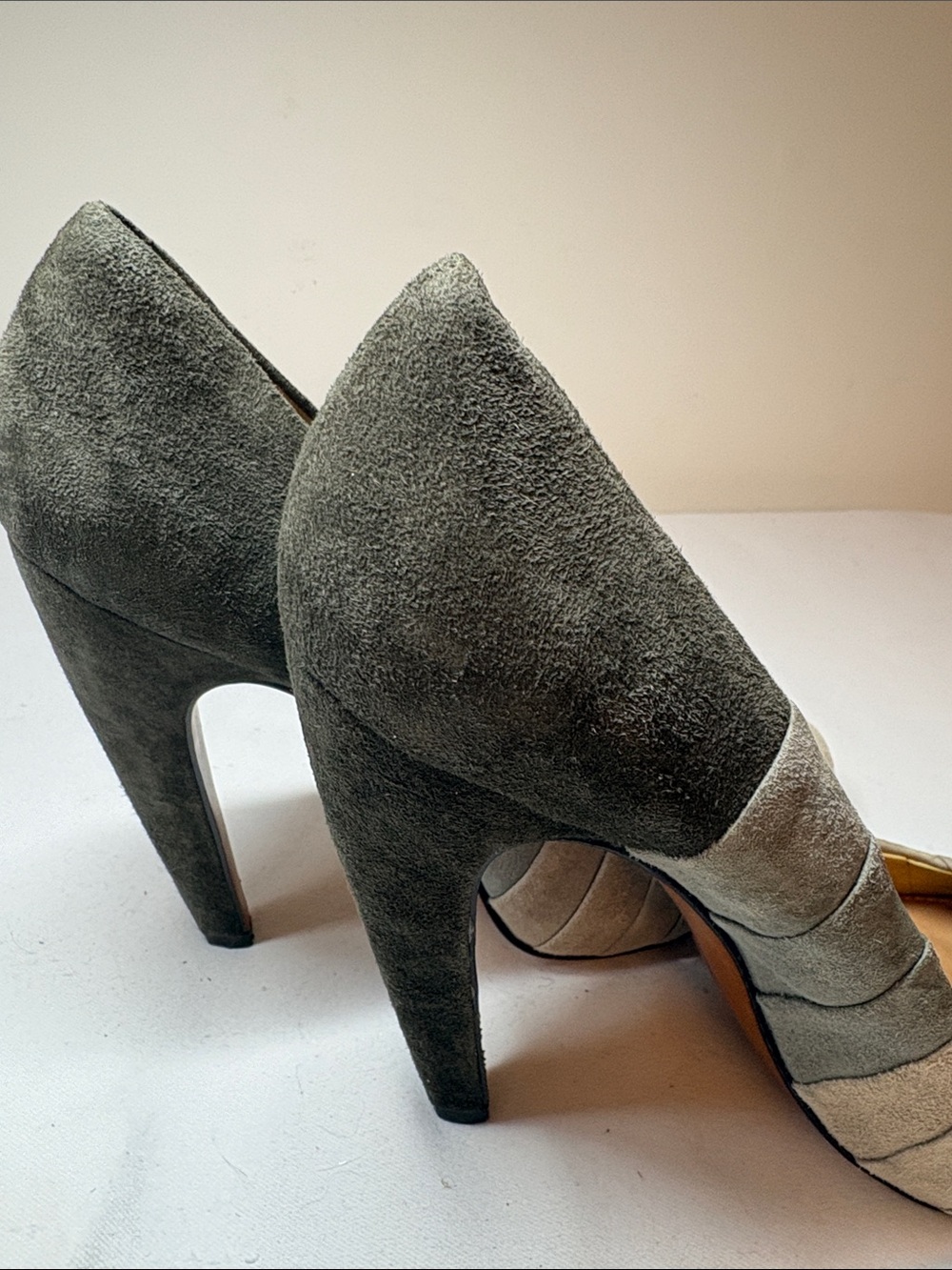 Badgley Mischka Gray Gradation Suede Heeled Pumps Size 8 - Picture 8 of 13